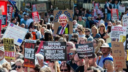 Des manifestants défilent contre le Premier ministre Boris Johnson, le 31 août 2019 à Londres (Royaume-Uni). (WIKTOR SZYMANOWICZ / NURPHOTO / AFP)