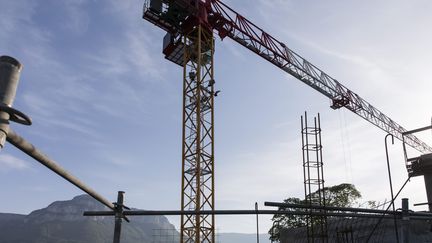 Un chantier de travaux publics à Chambéry, le 16 avril 2020. (VINCENT ISORE / MAXPPP)