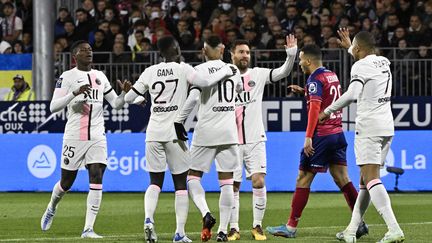 Neymar célébré par ses coéquipiers après son but contre Clermont, le 9 avril 2022.&nbsp; (THIERRY ZOCCOLAN / AFP)