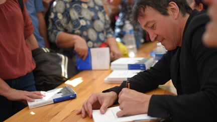 Séance de dédicace pour Cali au festival "Les écrivains chez Gonzague Saint Bris" (ex-La Forêt des livres) à Chanceaux-près-Loches (Indre-et-Loire), le 26 août 2018
 (Guillaume Souvant / AFP)