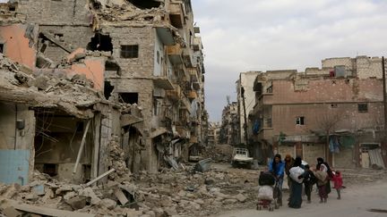 Des civils attendent d'être évacués des quartiers est d'Alep (Syrie), assiégés par les forces du régime et les milices chiites, le 16 décembre 2016. (JAWAD AL RIFAI / AFP)