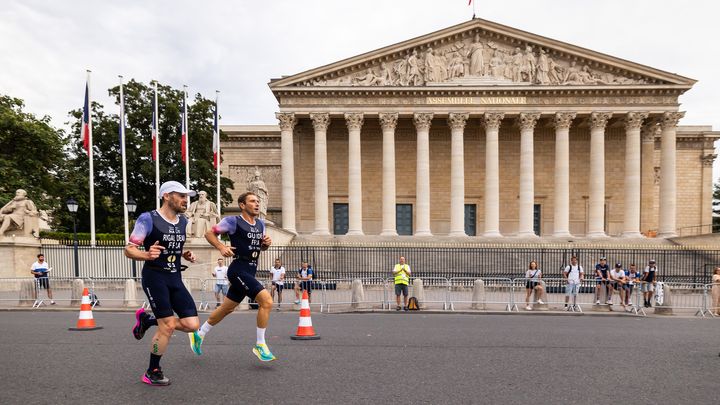 Le paratriathlète français Thibaut Rigaudeau (à gauche) et son guide Cyril Viennot lors du test event des Jeux de Paris, le 17 août 2023. (GERMAIN HAZARD / ROYAL SPARK / DPPI / AFP)