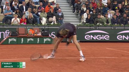 Accroché par un Matteo Arnaldi parfait, Andrey Rublev a perdu son sang-froid dans le deuxième set suite à une décision arbitrale qu'il a contestée.  Sa raquette est vraiment bousculée et l'Italien en profite pour se rapprocher de la victoire au deuxième tour.