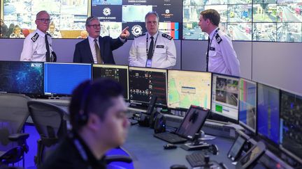 Le Premier ministre britannique Keir Starmer visite les locaux de la police de Lambeth, à Londres (Royaume-Uni), le 9 août 2024. (TOBY MELVILLE / AFP)