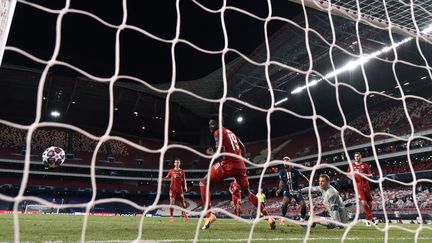 Eric Choupo-Moting est passé à dix centimètres de l'égalisation sur un centre de Neymar, se retrouvant seul à cinq mètres du but. Il n'est pas parvenu à pousser la balle au fond des filets. (DAVID RAMOS / AFP)