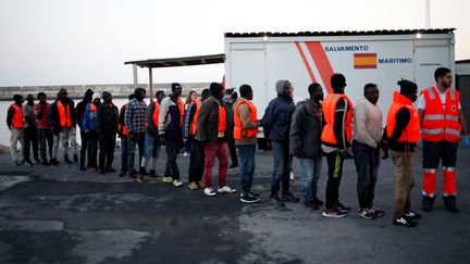 Après avoir traversé la Méditerranée, des migrants font la queue au port de Motril en Espagne, le 22 juin 2018. (JON NAZCA / REUTERS)