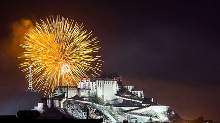 pour le coup d’envoi des festivités, les Chinois tirent des feux d’artifice gigantesques au dessus du palais du Potala situé à Lhassa, sur la colline de Marpari. Un édifice qui incarne le bouddhisme tibétain.
 
 
 (AFP/LI HENG / IMAGINECHINA)