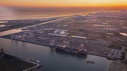 Le port de Dunkerque (Nord), où seront installées les usines en lien avec les batteries électriques. (SAMEER AL-DOUMY / AFP)