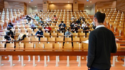 A l'université de Rennes 1, les étudiants portent des masques pour suivre un cours de physique, le 4 février 2021. (DAMIEN MEYER / AFP)