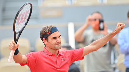 Roger Federer lors du deuxième tour de Roland-Garros 2021, le 3 juin. (MUSTAFA YALCIN / ANADOLU AGENCY)