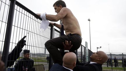 Xavier Broseta, vice-président d'Air France en charge des ressources humaines, s'est fait arracher sa chemise, le 5 octobre 2015 à Roissy (Val-d'Oise). (KENZO TRIBOUILLARD / AFP)