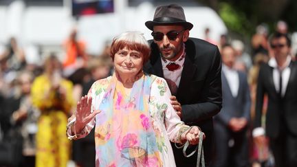 La réalisatrice Agnès Varda accompagné de l'artiste JR, le 19 mai 2017, au festival de Cannes. (VALERY HACHE / AFP)