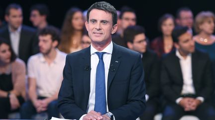 Le Premier ministre, Manuel Valls, sur le plateau de l'&eacute;mission "Des paroles et des actes", sur France 2, &agrave; Paris, le 24 septembre 2015. (STEPHANE DE SAKUTIN / AFP)