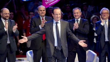 François Hollande avec les leaders sociaux-démocrates européens (FRED DUFOUR / AFP)