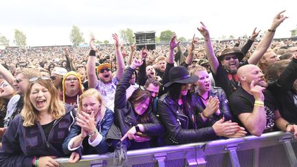 Des festivaliers lors du&nbsp;"Sweden Rock Festival" à Norje en Suède, le 7 juin 2017. (FREDRIK SANDBERG / TT NEWS AGENCY / AFP)