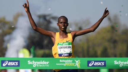 Le vainqueur du marathon de Paris 2017 Paul Lonyangata (ERIC FEFERBERG / AFP)