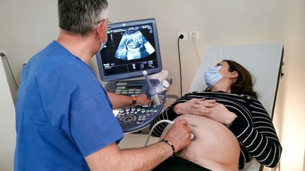 Une femme enceinte passant une échographie, à Valence (Drôme), en avril 2022. (Photo d'illustraton) (NICOLAS GUYONNET / HANS LUCAS)