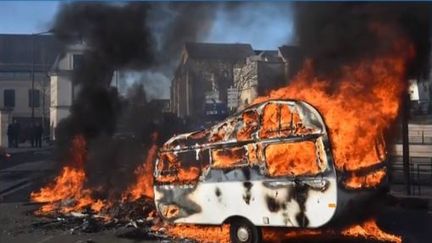 Après un coup de force des forains, lundi 25 mars au Mans (Sarthe), le calme est revenu dans la soirée. La reprise des actions de contestation est cependant prévue pour mardi 26 mars dans la matinée. (FRANCE 3)