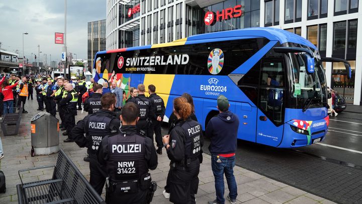 Le bus de l'équipe suisse devant la gare ferroviaire de Cologne, le 18 juin 2024. (ANDREW MILLIGAN / MAXPPP)