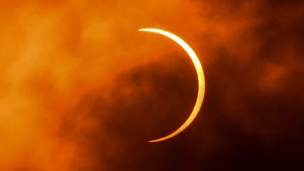 La Lune passe devant le Soleil durant une éclipse solaire "cercle de feu", au-dessus de New Delhi (Inde), le 21 juin 2020. (JEWEL SAMAD / AFP)