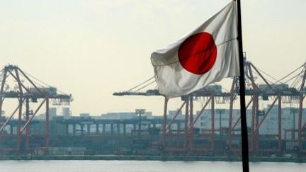 Le drapeau japonais flotte devant le quai à conteneurs du port de Tokyo, le 24 Janvier 2013. (AFP PHOTO / TOSHIFUMI KITAMURA )