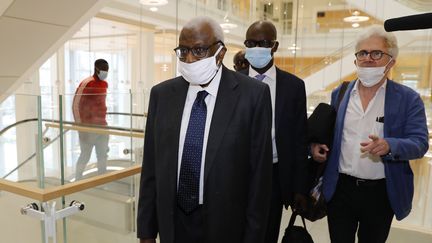 L'ancien patron de l'athlétisme mondial, Lamine Diack, arrive au tribunal correctionnel de Paris, le 8 juin 2020. (THOMAS SAMSON / AFP)