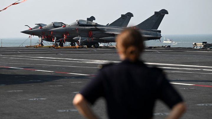 Trois Rafale stationnés sur le pont d'envol du "Charles-de-Gaulle", en janvier 2023. (SAJJAD HUSSAIN / AFP)