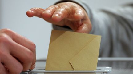 Une personne vote &agrave; Toul, dans l'est de la France, le 10 juin 2012. (FREDERICK FLORIN / AFP)