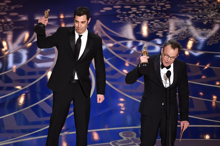 Les scénaristes Josh Singer et&nbsp;Tom McCarthy, Oscar du meilleur scénario original, le 28 février 2016, à Hollywood (Etats-Unis) lors de la 88e cérémonie des Oscars. (KEVIN WINTER / GETTY IMAGES NORTH AMERICA / AFP)