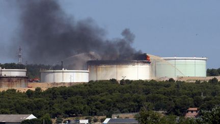 &nbsp; (L'incendie mardi du site pétrochimique de Berre-l'Etang (Bouches-du-Rhône) a poussé le gouvernement à renforcer la vigilance des sites sensibles © MAXPPP)