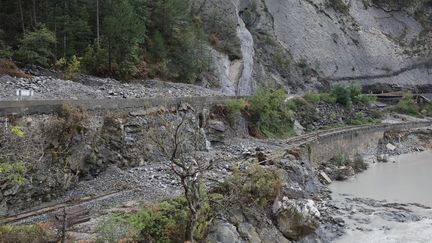 Image des dégâts sur la route de Digne le 4 octobre 2020, coupée entre la Mescla et Malaucène. (ERIC OTTINO / MAXPPP)