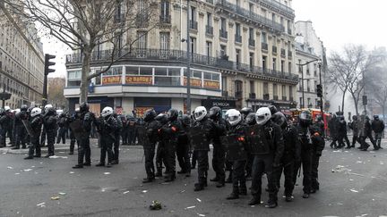 Des agents des forces de l'ordre près de la place de la République, le 5 décembre 2019 à Paris.&nbsp; (MAXPPP)