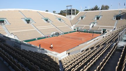 Le court Suzanne-Lenglen vide de spectateurs à quelques jours du début de Roland-Garros 2020, perturbé par le coronavirus (ARNAUD JOURNOIS / MAXPPP)