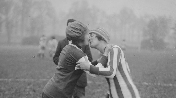 Deux joueuses de football s'embrassent avant le coup d'envoi d'un match, ce qui &eacute;tait la coutume dans les ann&eacute;es 1910-1920. (© GETTY IMAGES)