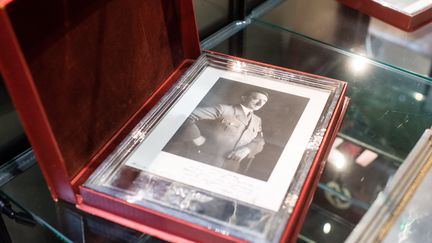 Un portrait d'Adolf Hitler lors d'une ventre aux enchères en Allemagne, le 20 novembre 2019. (MATTHIAS BALK / DPA / AFP)