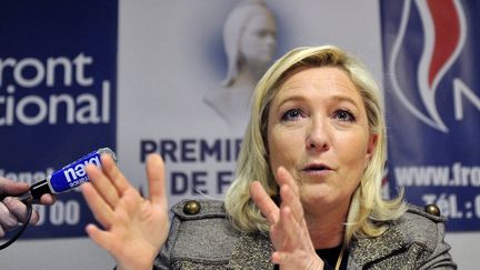 La pr&eacute;sidente du Front national Marine Le Pen lors d'une conf&eacute;rence de presse &agrave; Orl&eacute;ans (Loiret) le 6 mars 2015.&nbsp; (GUILLAUME SOUVANT / AFP)