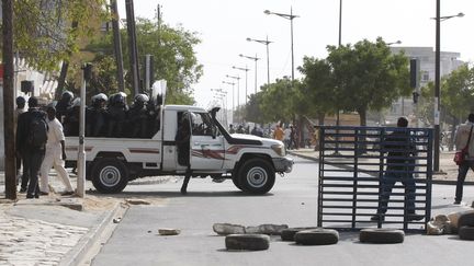 La police encadre les manifestations d'opposition le 16 f&eacute;vrier 2012 &agrave; Dakar (S&eacute;n&eacute;gal). (MAMADOU TOURE / AFP)