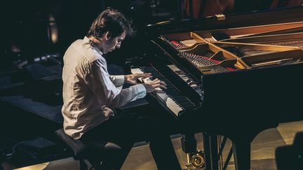 Le pianiste français Alexandre Kantorow se produit lors de la 27e cérémonie annuelle des Victoires de la musique classique à l'Arsenal de Metz&nbsp;(Moselle), le 21 février 2020. (CHRISTOPH DE BARRY / AFP)