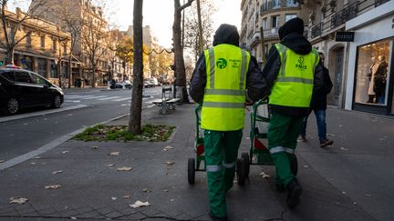 Deux éboueurs parisiens, le 2 décembre 2023. (RICCARDO MILANI / HANS LUCAS)