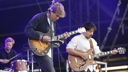 Le duo allemand Milky Chance, révélé à la fin de l'année avec son titre "Stolen Dance", faisait partie des premiers groupes à fouler la scène du Lollapalooza. Retrouvez le spectacle en direct sur le Live de Culturebox.
 (FRANCOIS GUILLOT / AFP)