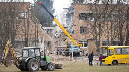 Une frappe de drone a détruit un immeuble dans la région de Kiev (Ukraine), le 22 mars 2023. (OLEKSII CHUMACHENKO / ANADOLU AGENCY / AFP)