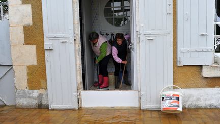 Des habitants nettoient leur maison après la crue à&nbsp;Monthou-sur-Bievre, près de Blois (Loir-et-Cher), le 3 juin 2016. (GUILLAUME SOUVANT / AFP)