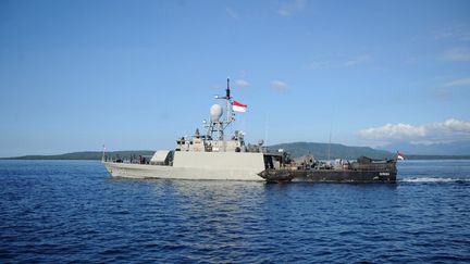 Un navire de la marine indonésienne quitte la base navale de&nbsp;Banyuwangi (Indonésie), le 24 avril 2021, alors que les recherches se poursuivent pour retrouver un sous-marin porté disparu avec 53 personnes à bord. (SONNY TUMBELAKA / AFP)