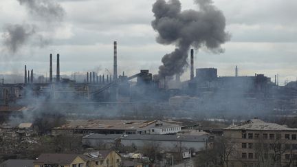 De la fumée s'élève au-dessus de l'usine&nbsp;sidérurgique Azovstal, à Marioupol, dans la république autoproclamée de Donetsk, le 14 avril 2022. (ILYA PITALEV / SPUTNIK / AFP)