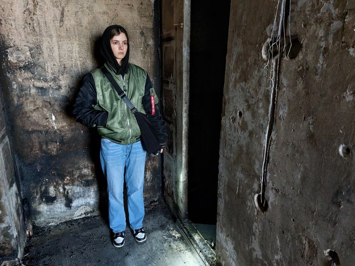 Nadia, 22, in the kyiv building where she lived and which was destroyed by a Russian strike.  (AGATHE MAHUET / RADIOFRANCE)