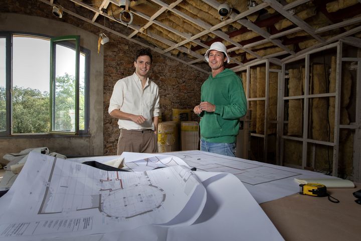 Damien Quintard et Brad Pitt au travail sur les plans de rénovation des studios Miraval, en 2021. (HELENE HADJIYIANNI)