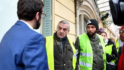 A Bourg-en-Bresse le 30 novembre 2018, des "gilets jaunes" rencontrent le député LREM de l' Ain,&nbsp;Stéphane Trompille. (PHOTO LAURENT THEVENOT / MAXPPP)