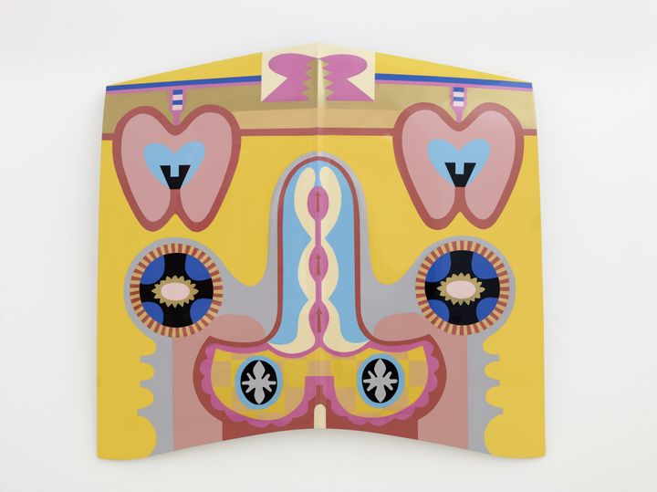 Judy Chicago, Bigamy Hood, 1965-2011 [Le capot de la bigamie], Laque automobile vaporisée sur un capot de voiture, 109 x 109 x 71,1 cm.
Courtesy de l’artiste et Salon 94, New York. ADAGP 2018
 (François Fernandez / Villa Arson Nice)