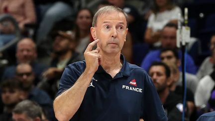 Le sélectionneur de l'équipe de France Vincent Collet lors du quart de finale de l'Eurobasket contre l'Italie, à Berlin (Allemagne), le 14 septembre 2022. (OLIVER BEHRENDT / AFP)