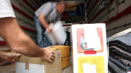 Des cartons sont charg&eacute;s dans un camion de d&eacute;m&eacute;nagement &agrave; Paris le 28 juin 2009. (LOIC VENANCE / AFP)